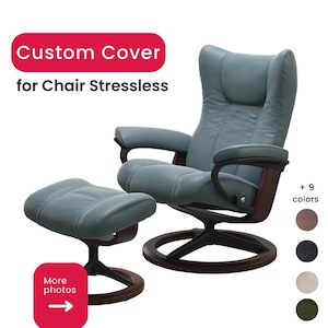 Peut inclure: Un fauteuil inclinable bleu-gris avec repose-pieds assorti sur des bases en bois foncé. Le texte Custom Cover for Chair Stressless est visible. Quatre pastilles de couleur et un bouton More photos avec une flèche sont présents.