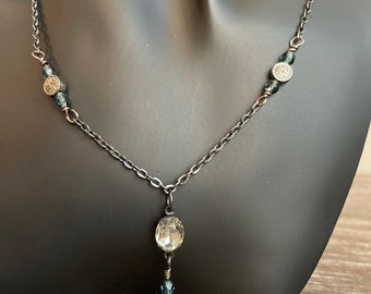 Conjunto de collar y pendientes en tono bronce