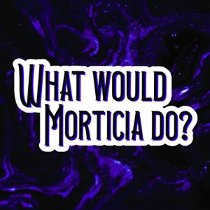 ADESIVO - O que Morticia faria? - Família Adams, Morticia Adams, garota gótica, gótico, adesivo assustador, amante do terror, adesivo de Halloween