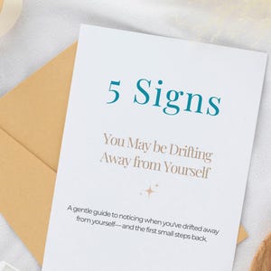 Op de afbeelding: Een witte rechthoekige kaart met blauwgroene tekst 5 Signs, gevolgd door beige tekst You May be Drifting Away from Yourself, een klein sterpictogram en zwarte tekst A gentle guide to noticing when you've drifted away.