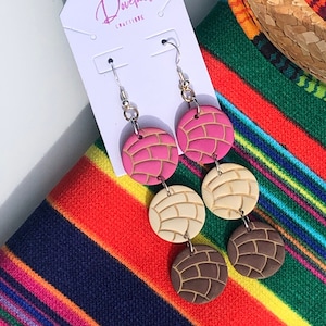 Concha earrings, concha clay dangles, Mexican sweet bread earrings, Latino-inspired pan dulce earrings, Fiesta, Hispanic heritage jewelry