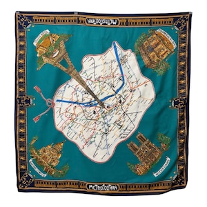 Puede incluir: Pañuelo cuadrado turquesa con un mapa de París, Francia, con la Torre Eiffel, el Arco del Triunfo, el Sacré-Cœur y Notre Dame. El pañuelo tiene un borde azul marino con la palabra "Metropolitan" y un diseño de tren.
