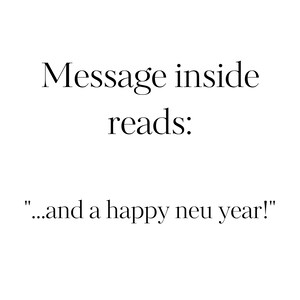 Pu&ograve; includere: Un messaggio scritto a mano che dice "...e un felice anno nuovo!"