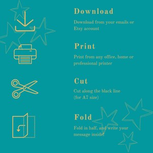 Pu&ograve; includere: Uno sfondo turchese con stelle dorate e istruzioni su come scaricare, stampare, tagliare e piegare un biglietto stampabile. Le istruzioni includono il testo "Download from your emails or Etsy account", "Print from any office, home or professional printer", "Cut along the black line (for A7 size)", e "Fold in half, and write your message inside!"