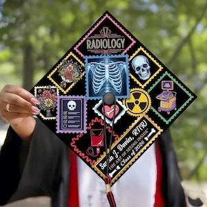Könnte beinhalten: Schwarze Abschlusskappe mit Dekorationen zum Thema Radiologie, darunter ein Skelett, Blumen und medizinische Geräte. Die Kappe zeigt den Text "RADIOLOGY" und den Namen "Sarah J. Davies, RT(R) Class of 2026".
