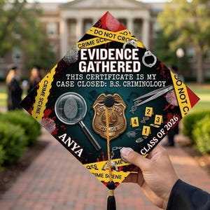 Op de afbeelding: Een afstudeerhoed met een criminologiethema. De hoed heeft de tekst "EVIDENCE GATHERED" en "CASE CLOSED: B.S. CRIMINOLOGY". Het bevat afzetlint, een vergrootglas, een politiebadge en de naam "ANYA".