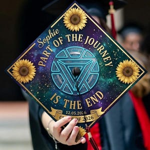 Część podróży to czapka absolwenta, dekoracja czapki absolwenta Iron Man Arc Reactor, spersonalizowany prezent dla fanów Marvela, czapka absolwenta klasy 2026