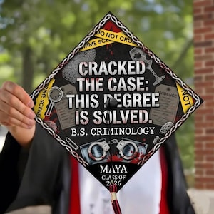 Op de afbeelding: Een afstudeerhoed met de tekst "CRACKED THE CASE: THIS DEGREE IS SOLVED." en "B.S. CRIMINOLOGY." De hoed bevat elementen van de plaats delict, zoals bewijsstukken, handboeien en een vergrootglas. De naam "MAYA" en "CLASS OF 2026" worden ook weergegeven.