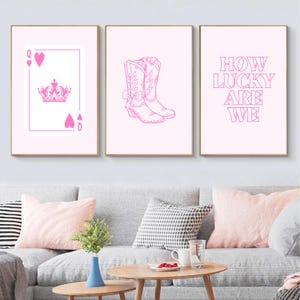 How Lucky Are We Light Pink Cowgirl Print 3er Set Trendy Wohnheim Zimmer Dekor kokette Schleife Cowgirl Boot Print Girly Western Dekoration Geschenk