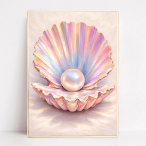 Op de afbeelding: Een ingelijst kunstwerk met een grote, iriserende zeeschelp in roze, blauwe en gele tinten, met een glanzende parel erin. De schelp heeft een gouden rand en de achtergrond is een zachte, neutrale kleur.