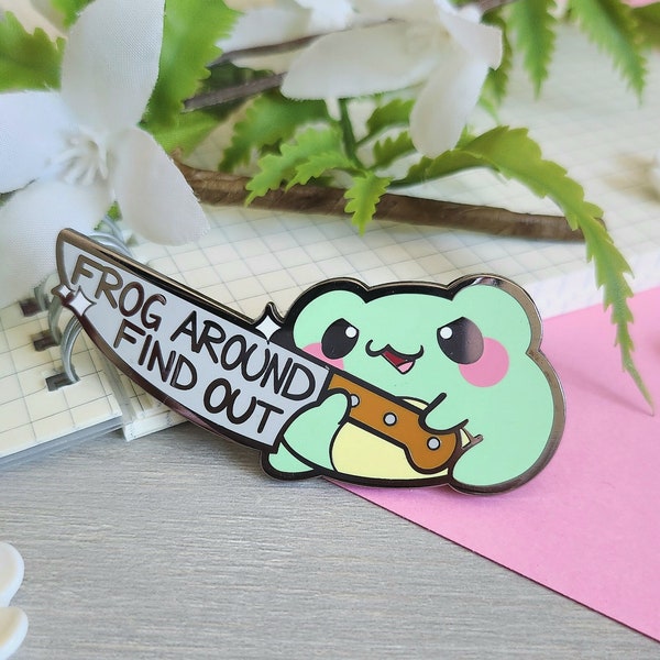 Frosch rund um herausfinden Emaille Pin | Kawaii Ästhetische Lustige Chibi Tier Mit Messer Revers Zubehör | Witzige Meme Brosche für Tasche, Rucksack, etc