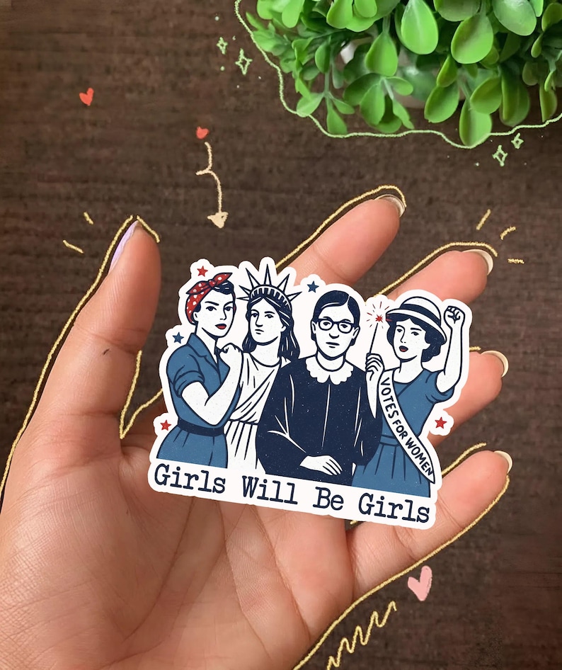 Pode incluir: Um autocolante com uma ilustra&ccedil;&atilde;o de quatro mulheres em azul, branco e vermelho. Uma mulher usa uma bandana, outra uma coroa e uma terceira usa &oacute;culos. O texto "Girls Will Be Girls" est&aacute; na parte inferior, e uma mulher tem uma faixa que diz "VOTES FOR WOMEN."