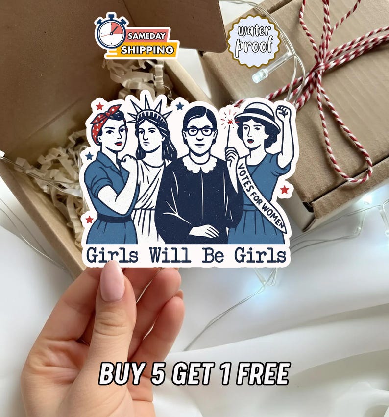 Pode incluir: Um autocolante com quatro mulheres, incluindo Rosie the Riveter, a Est&aacute;tua da Liberdade e Ruth Bader Ginsburg, com o texto "Girls Will Be Girls". O autocolante &eacute; &agrave; prova d'&aacute;gua e tem uma etiqueta de "Envio no mesmo dia".