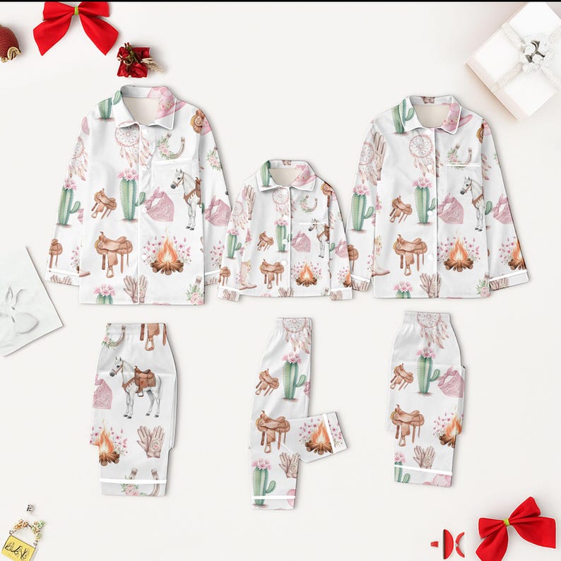 Puede incluir: Conjuntos de pijama blancos con estampado de tem&aacute;tica occidental. Los conjuntos incluyen camisas con botones y pantalones, con cactus, caballos, sillas de montar y atrapasue&ntilde;os en estilo acuarela. Los pijamas tienen ribetes blancos.
