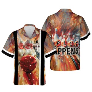 Può includere: Una camicia hawaiana a tema bowling con un design astratto colorato che presenta birilli e una palla da bowling. La camicia ha una striscia nera e bianca sul davanti e il testo "SPLIT HAPPENS" sul retro.