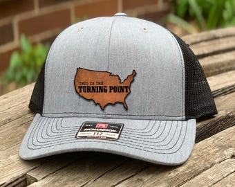 Esta es la gorra de The Turning Point USA, la gorra Freedom Richardson 112, "Justicia para él", la gorra de malla con frase "Freedom Quote", la gorra snapback de activista político.