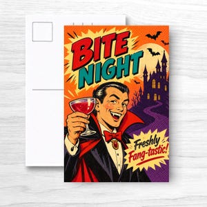 Pode incluir: Um cartão postal com uma ilustração estilo banda desenhada de um vampiro de fato preto e capa vermelha segurando um copo de líquido vermelho. O texto diz BITE NIGHT e Freshly Fang-tastic. Ao fundo, um castelo, lua cheia e morcegos.