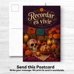 Peut inclure: Une carte postale avec un fond violet foncé portant le texte Recordar es vivir et To remember is to live. Elle présente un crâne décoré, un pain rond, des fleurs souci orange, des bougies allumées et des photos encadrées.