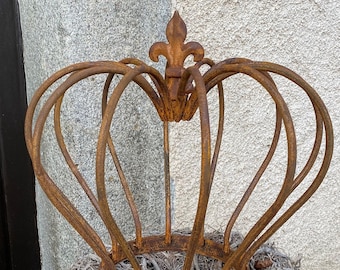 Edelrost Krone bauchig mit Rundstäben auf Standring groß - Höhe 35 cm
