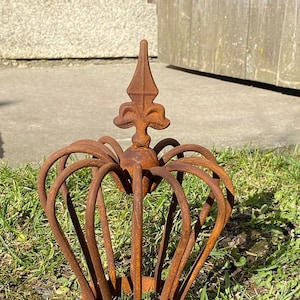 Corona de acero corten, forma bulbosa con varillas redondas sobre un anillo de soporte, mini - altura 24 cm
