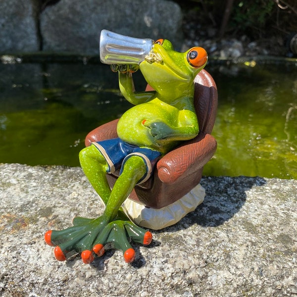 Kunststein Feierabend Frosch mit Bierkrug auf Sessel