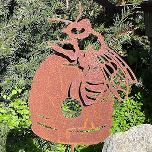 Edelrost Biene mit Flügeln oben auf Bienenstock - Höhe 100 cm Gartenstecker