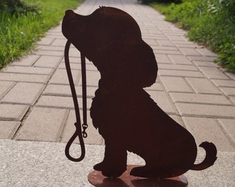 Edelrost Hund sitzend mit Leine auf Bodenplatte