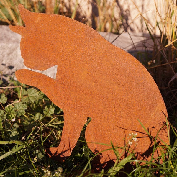 Edelrost Katze putzend auf Bodenplatte Tierfigur Rost Garten Deko