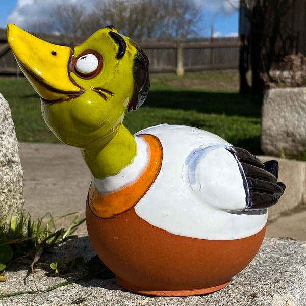 Keramik Gartenkugel Ente Uschi mit gelben Schnabel - Höhe 17 cm
