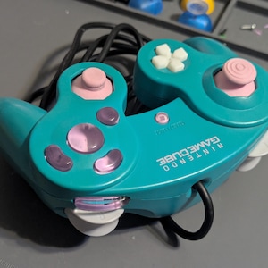 Controller Gamecube OEM modificato, rosa, bianco e blu