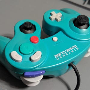 Mando de Gamecube OEM modificado de bajo presupuesto (azul esmeralda amarillento)