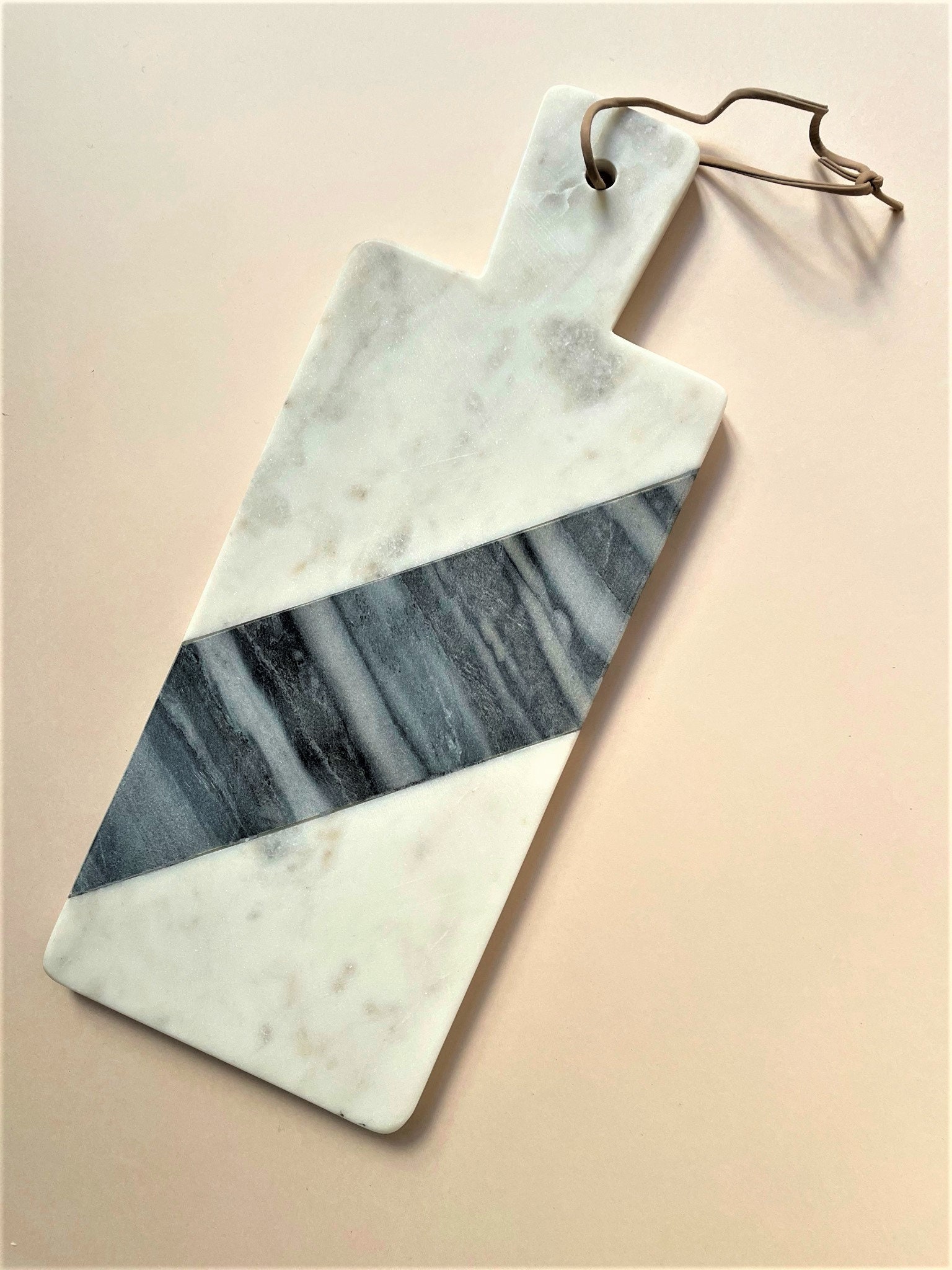 planche à découper en marbre blanc et gris avec poignée cordon cuir, planche épaisse, bois recette
