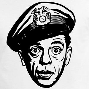 Könnte beinhalten: Weißes T-Shirt mit einer Schwarz-Weiß-Illustration eines überraschten Gesichts, das eine Polizeimütze trägt. Die Mütze hat ein Abzeichen auf der Vorderseite. Die Grafik ist im Cartoon-Stil.