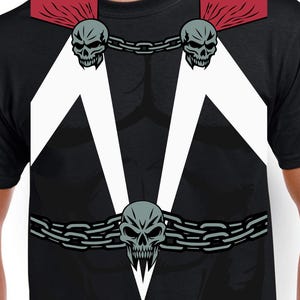 Puede incluir: Camiseta negra con un diseño gráfico de calaveras y cadenas. El diseño incluye tres calaveras grises, formas angulares blancas y detalles en rojo. La camiseta tiene cuello redondo.