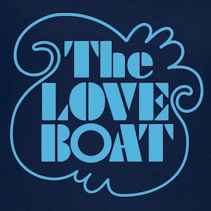 Könnte beinhalten: Marineblaues V-Ausschnitt-T-Shirt mit hellblauem Text "The Love Boat" in einer dekorativen Schnörkel. Das Shirt besteht aus einem weichen Material.