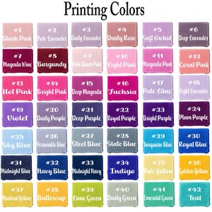 Pode incluir: Uma tabela de cores intitulada Printing Colors apresentando quarenta e duas amostras retangulares rotuladas com n&uacute;meros e nomes de cores como Blush Pink, Burgundy, Fuchsia, Royal Blue e Teal, dispostas em uma grade de sete linhas e seis colunas.