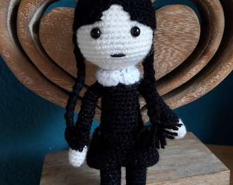 Bambola di Mercoledì Addams fatta a mano all'uncinetto