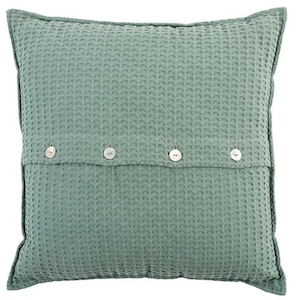 Könnte beinhalten: Ein weiches, salbeigrünes Kissen mit Waffelstruktur und vier weißen Knöpfen. Das Kissen ist quadratisch und hat einen dezenten Glanz.