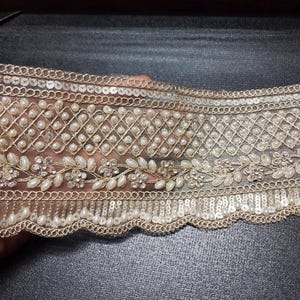Borda embelezada com espelho dourado e pérolas em creme recortado, bordado com lantejoulas e renda larga de Zari indiano, por metro