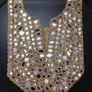 Gouden appliqué halslijn: met parels en spiegels verfraaid Indiaas randje