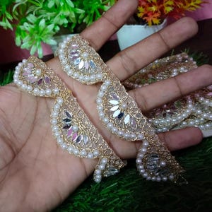 Prachtige gouden zari en spiegelgesneden wijnstok, glamoureuze sari-afwerking, Indiase dupatta-kant, doe-het-zelfdecoratierand op maat gesneden