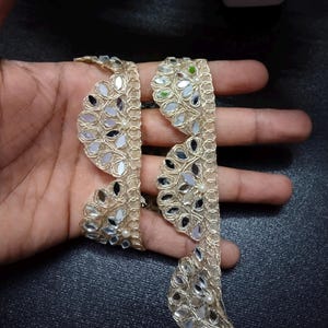 Fine dentelle perlée dorée, bordure en ruban de sari Dupatta, dentelle brodée indienne. Artisanat de couture bricolage