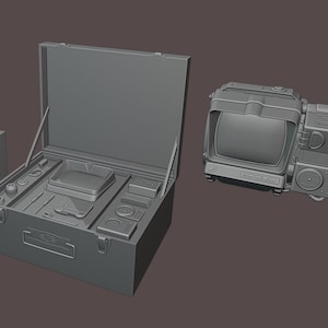 Könnte beinhalten: Ein grauer Metallkoffer mit einem Bildschirm und verschiedenen Knöpfen und Knöpfen im Inneren. Der Koffer ist geöffnet und der Bildschirm ist sichtbar. Es gibt auch zwei kleine graue Boxen und ein graues Gerät mit einem Bildschirm und einem Griff an der Seite.