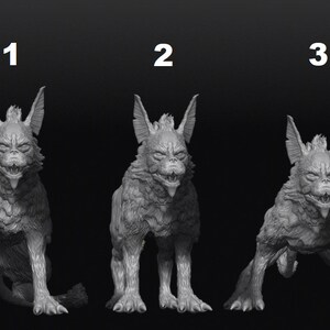 Pu&ograve; includere: Tre pose diverse di un modello stampato in 3D di una creatura con un corpo da lupo, orecchie da pipistrello e un'espressione ringhiante.