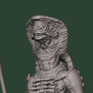 Pu&ograve; includere: Una statuetta grigia stampata in 3D di una creatura umanoide con un cappuccio simile a quello di un cobra, denti affilati e pelle ruvida. Il personaggio indossa un'imbracatura pettorale con componenti cilindrici e un'armatura sulla spalla.