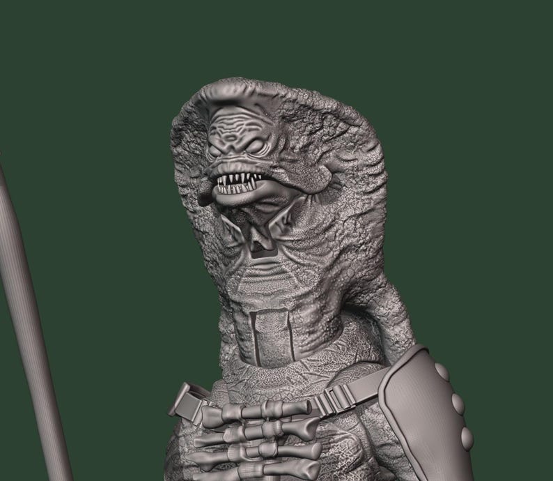 Pu&ograve; includere: Una statuetta grigia stampata in 3D di una creatura umanoide con un cappuccio simile a quello di un cobra, denti affilati e pelle ruvida. Il personaggio indossa un'imbracatura pettorale con componenti cilindrici e un'armatura sulla spalla.
