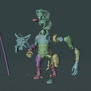 Pu&ograve; includere: Un modello digitale 3D di un action figure di una creatura smontata, caratterizzato da un busto testurizzato, arti separati, una testa, un'imbracatura scheletrica e un lungo bastone viola. I componenti sono resi in vari colori pastello, tra cui verde, viola e beige.