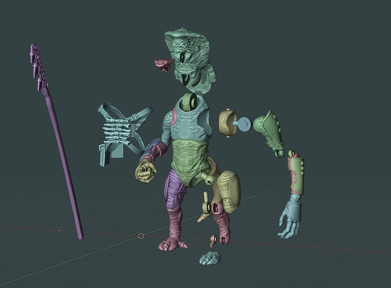 Pu&ograve; includere: Un modello digitale 3D di un action figure di una creatura smontata, caratterizzato da un busto testurizzato, arti separati, una testa, un'imbracatura scheletrica e un lungo bastone viola. I componenti sono resi in vari colori pastello, tra cui verde, viola e beige.