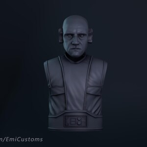 Könnte beinhalten: Graue Büste einer Figur namens Lobot mit ernstem Gesichtsausdruck. Die Büste zeigt eine detaillierte Weste mit Taschen und einem Gürtel. Das Bild hat den Text "Lobot" und "patreon.com/EmiCustoms".