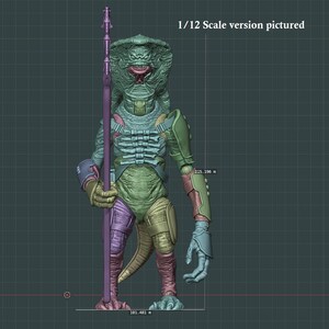 Pu&ograve; includere: Un action figure in scala 1/12 di una creatura rettiliana con cappuccio a forma di cobra, pelle verde testurizzata e un bastone viola. La figura presenta un'armatura segmentata sul petto e sugli arti, con il testo visibile 215.196 m e 101.481 m.